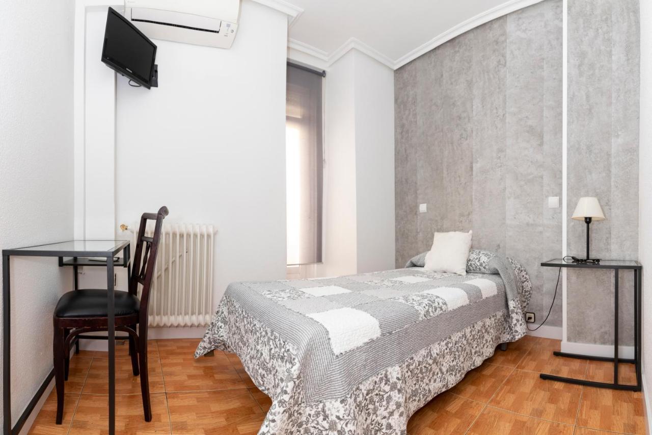Hostal Tokio Madrid Bagian luar foto
